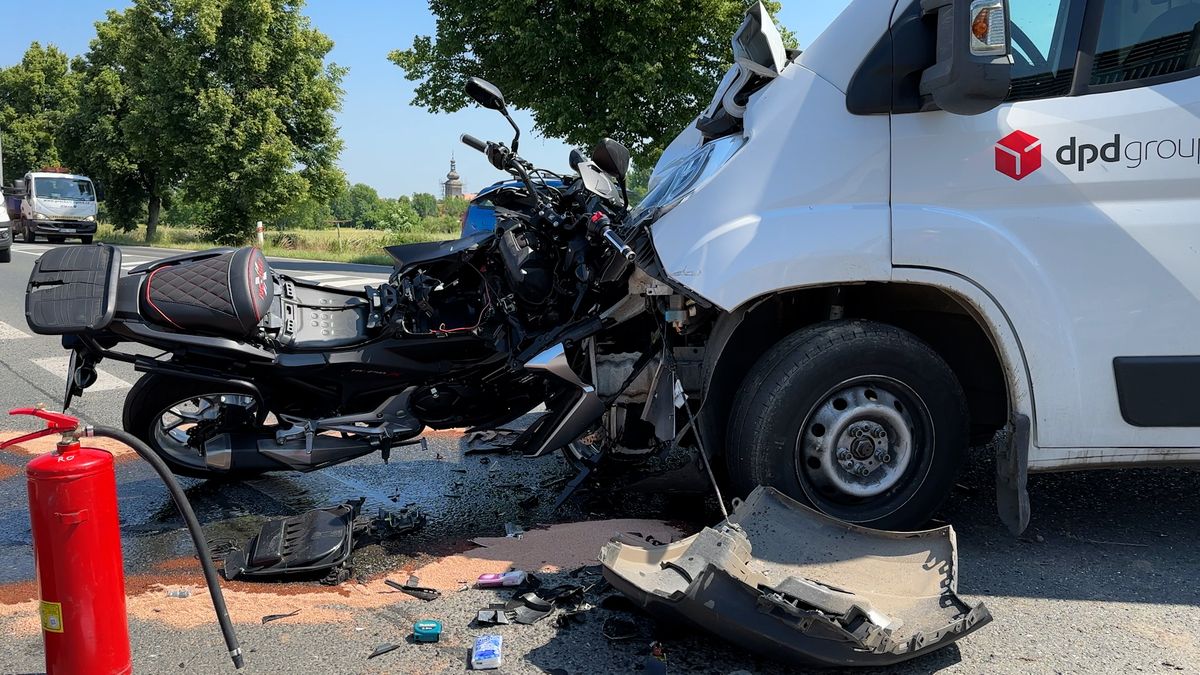 Hrozivý střet motorky s dodávkou u Prahy, dva těžce zranění